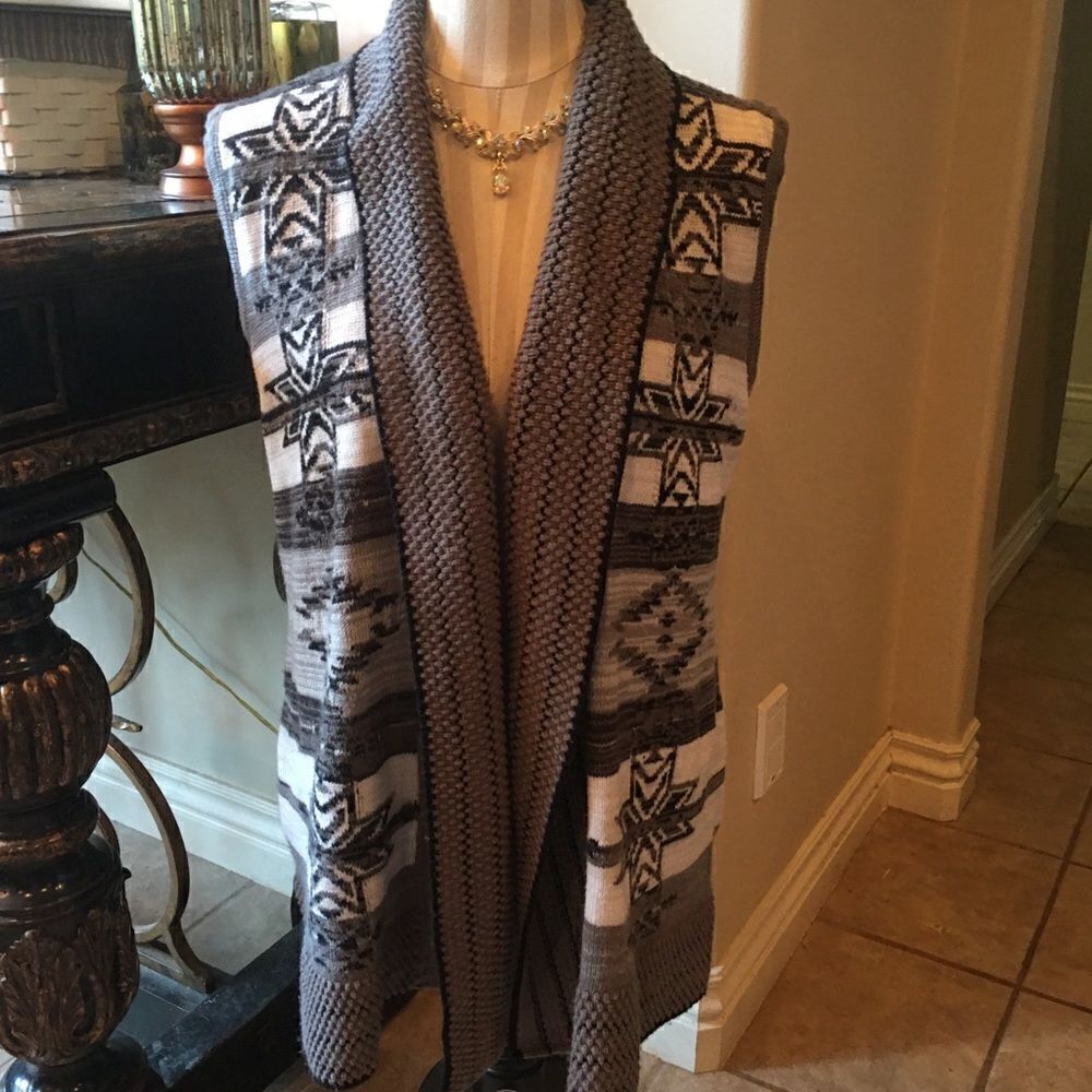 BCBG SLEEVELESS Cardigan Vest with Folding Lapel!
